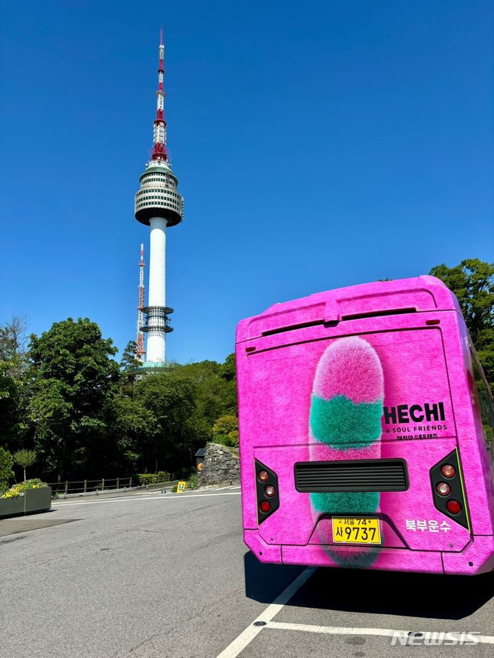 [서울=뉴시스]서울시는 남산 일대를 달리는 '해치버스'가 운행 시작 한 달 만에 이용객 16만명을 돌파했다고 8일 밝혔다. (사진=서울시 제공). 2024.05.08. photo@newsis.com 