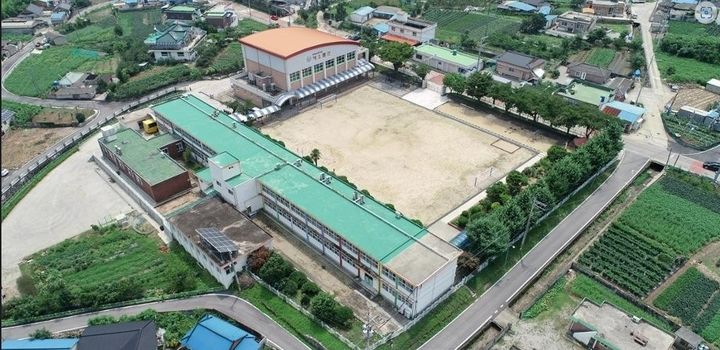 [고성(경남)=뉴시스] 신정철 기자= 경남 고성군 동해초등학교가 경남도-경남도교육청-고성군이 지원하는 ‘2024년 경남 작은학교 살리기 사업’에 선정됐다.사진은 동해초 전경.(사진=고성군 제공).2024.05.08. photo@newsis.com *재판매 및 DB 금지