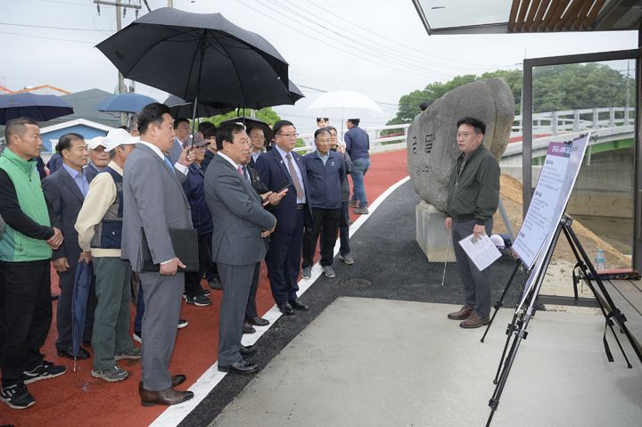 [세종=뉴시스] 설명 듣는 최민호 세종시장.(사진=세종시).2024.05.08. *재판매 및 DB 금지