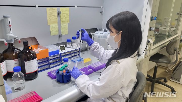 [화성=뉴시스] 화성시농업기술센터 연구원이 농산물 잔류농약 검사를 하고 있다.(사진=화성시 제공)2024.05.08.photo@newsis.com