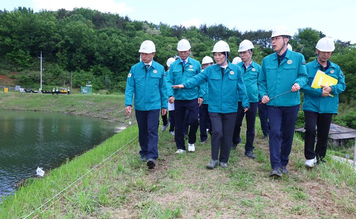 송미령 농림축산식품부 장관은 8일 전남 장성군 소재 선동저수지를 방문해 여름철 풍수해에 대비한 조치사항들을 점검했다. (사진 = 농식품부 제공) 2024.05.08. *재판매 및 DB 금지