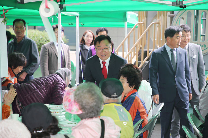 [창원=뉴시스] 홍남표 경남 창원시장이 8일 마산회원구 회성동 당산어린이공원에서 열린 어르신 경로잔치에 참석해 어르신들에게 인사를 하고 있다. (사진=창원시청 제공). 2024.05.08. photo@newsis.com *재판매 및 DB 금지