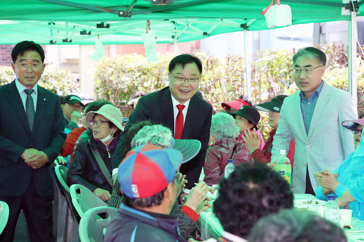 [창원=뉴시스] 홍남표 경남 창원시장이 8일 마산회원구 회성동 당산어린이공원에서 열린 어르신 경로잔치에 참석해 어르신들에게 인사를 하고 있다. (사진=창원시청 제공). 2024.05.08. photo@newsis.com *재판매 및 DB 금지