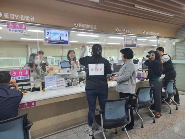 [부산=뉴시스] 부산 연제구는 구청 1층 민원실에서 연제경찰서와 합동으로 '민원실 비상상황 대응 모의훈련'을 실시했다. (사진=연제구 제공) 2024.05.08. photo@newsis.com *재판매 및 DB 금지