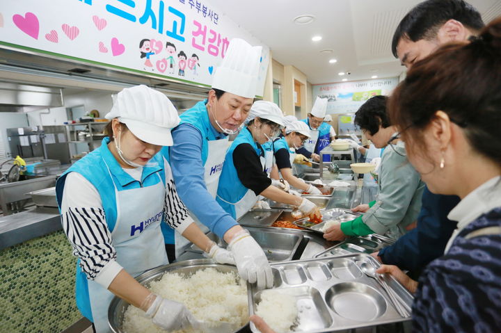 [뉴시스=당진]현대제철 당진제철소 직원들이 어버이날 맞이 배식 봉사 활동을 하고 있다.(사진=현대제철 당진제철소) 2024.05.08. *재판매 및 DB 금지