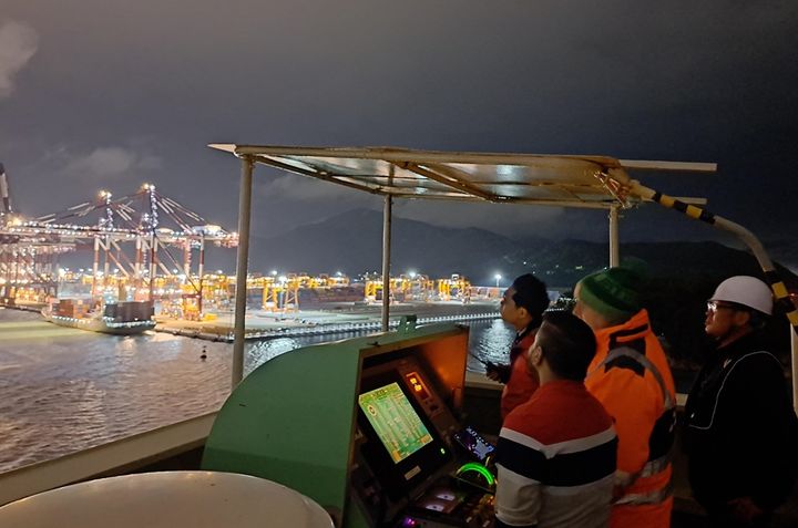 [부산=뉴시스] 부산해수청 직원들과 부산항 도선사들이 부산항 신항 앞에서 합동 점검을 진행하고 있다. (사진=부산해수청 제공) 2024.05.07. photo@newsis.com *재판매 및 DB 금지