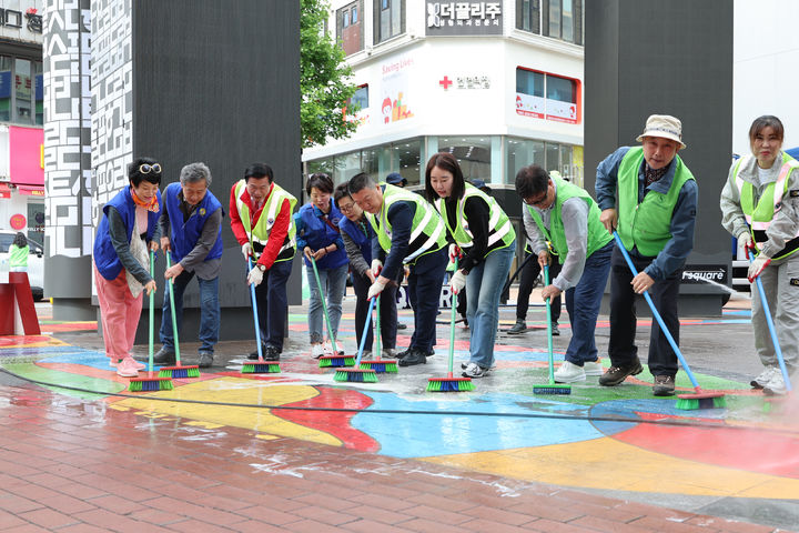 [대구=뉴시스] 대구시 중구는 동성로 일원에서 5월 축제 맞이 주민 합동 대청소를 실시했다. (사진=대구시 중구 제공) 2024.05.08. photo@newsis.com  *재판매 및 DB 금지