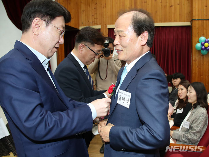 [전주=뉴시스]윤난슬 기자 = 전북 전주시는 8일 시청 강당에서 우범기 시장과 이기동 시의장, 각급 단체장, 전주 지역 노인, 일반시민 등 500여 명이 참석한 가운데 '제52회 어버이날 기념행사'를 열었다.2024.05.08.(사진=전주시 제공)