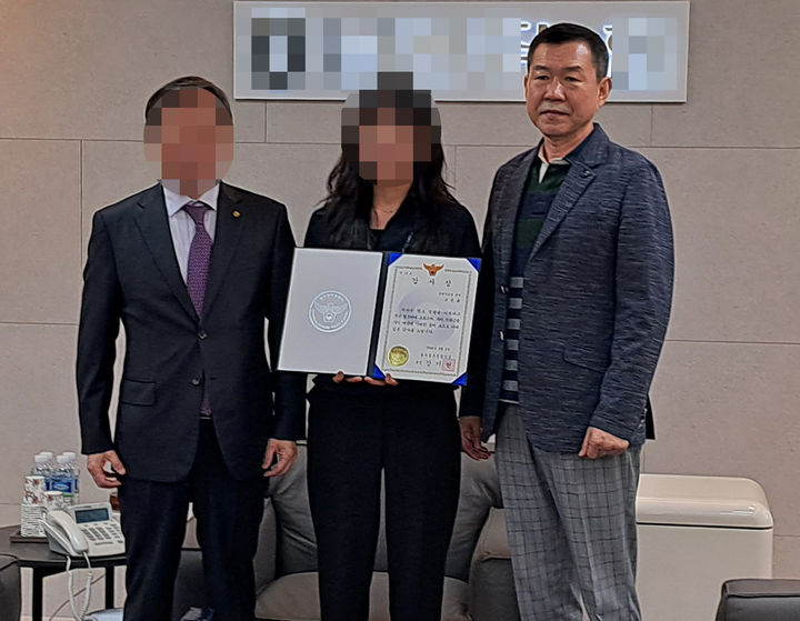 광주 동부경찰서 형사과 이강수(오른쪽 첫번째) 형사5팀장이 보이스피싱 피해 예방에 기여한 은행원에게 감사장을 전달한 뒤 기념사진을 찍고 있다. (사진 = 광주 동부경찰서 제공) 2024.05.08. photo@newsis.com *재판매 및 DB 금지