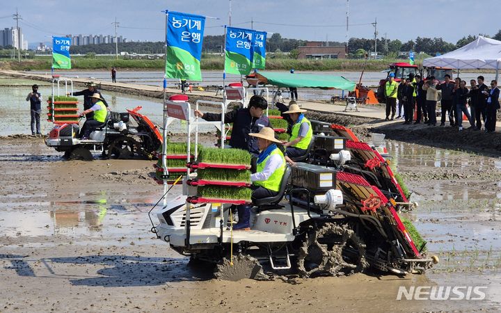 [김제=뉴시스]윤난슬 기자 = 농협경제지주는 8일 농촌진흥청과 함께 전북 김제에서 '벼 드문 모심기 일관 농작업 대행 시연회'를 열었다고 밝혔다.2024.05.08.(사진=전북농협 제공) 