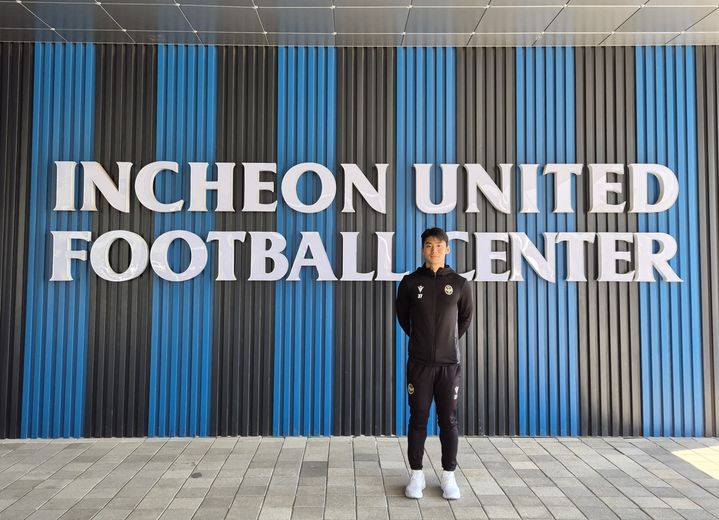 [인천=뉴시스] 문채현 기자 = 8일 프로축구 K리그1 인천유나이티드 클럽하우스에서 만난 홍시후 선수가 취재진 앞에서 포즈를 취하고 있다. dal@newsis.com. 2024.05.08. *재판매 및 DB 금지