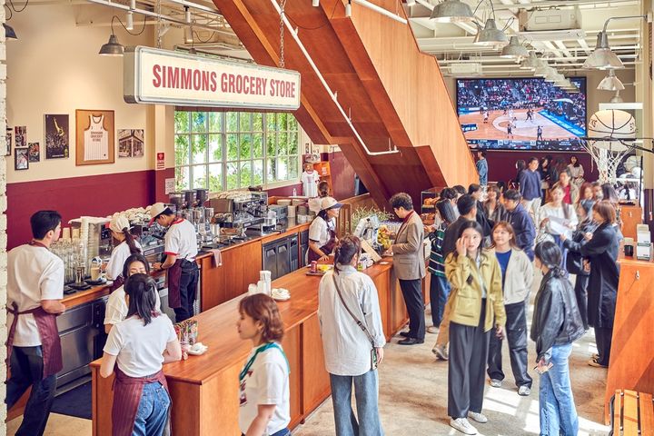 [서울=뉴시스] 복합문화공간 시몬스 테라스, 신상카페 '시몬스 그로서리 스토어' 런칭 (사진=시몬스 제공) 2024.05.08. heyjude@newsis.com *재판매 및 DB 금지