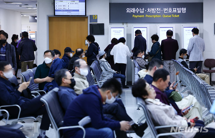 [서울=뉴시스] 김근수 기자 = 8일 오전 서울 시내의 한 대학병원에서 보호자들이 진료비 수납을 기다리고 있다. 2024.05.08. ks@newsis.com