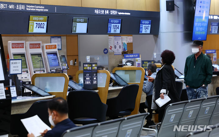 [서울=뉴시스] 김근수 기자 = 서울 시내의 한 대학병원에서 보호자들이 진료비 수납을 기다리고 있다. 기사내용과 사진은 관계 없음. 2024.05.08. ks@newsis.com