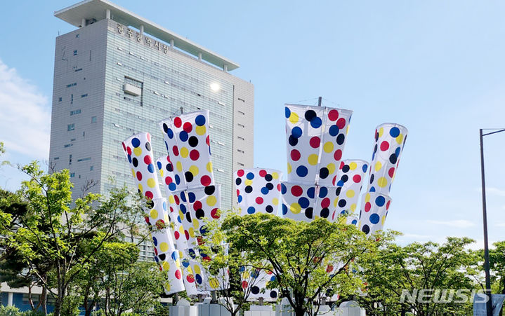 [광주=뉴시스] 류형근 기자 = 8일 오전 광주 서구 광주시청 잔디광장에 세워져 있는 이탈리아 출신의 거장 고(故) 알렉산드로 멘디니 작가의 작품 '기원(PRAYER)'. 2024.05.08. hgryu77@newsis.com