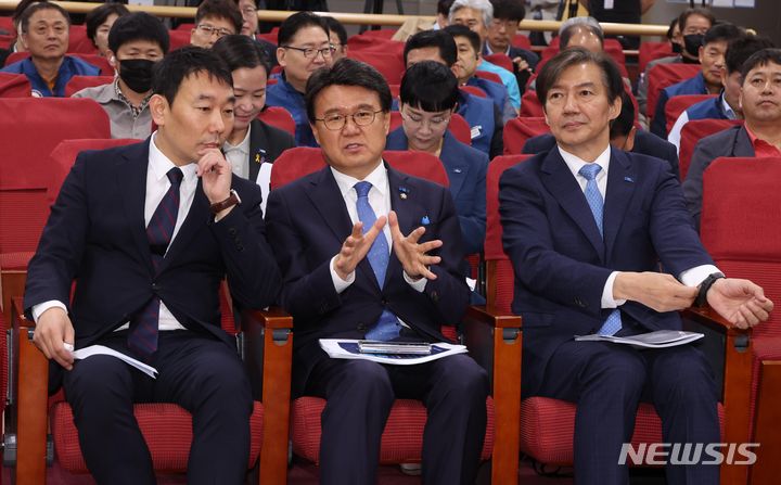 [서울=뉴시스] 조성봉 기자= 조국(오른쪽 부터) 조국혁신당 대표, 황운하 원내대표, 김용민 더불어민주당 의원이 8일 오전 서울 여의도 국회 의원회관 소회의실에서 열린 제22대 국회 검찰개혁 입법전략 토론회에서 대화를 나누고 있다. 2024.05.08. suncho21@newsis.com