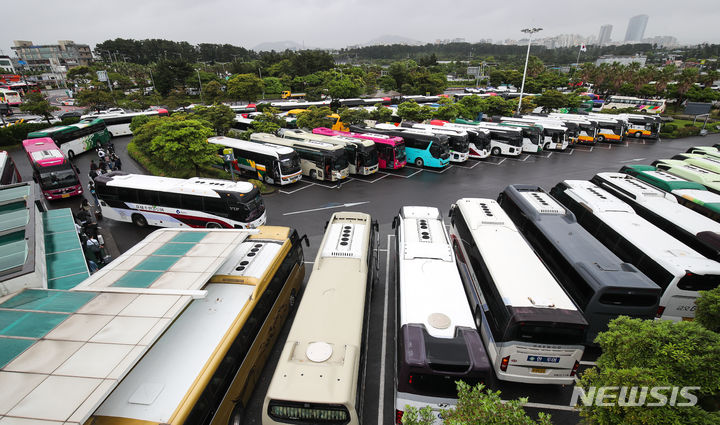 [제주=뉴시스] 우장호 기자 = 본격적인 수학여행철이 시작된 8일 오전 제주국제공항에 여행객을 기다리는 전세버스가 빼곡히 주차돼 있다. 2024.05.08. woo1223@newsis.com