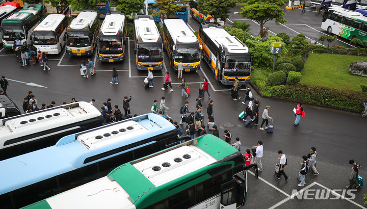 [제주=뉴시스] 우장호 기자 = 본격적인 수학여행철이 시작된 8일 오전 제주국제공항에 여행객을 기다리는 전세버스가 빼곡히 주차돼 있다. 2024.05.08. woo1223@newsis.com