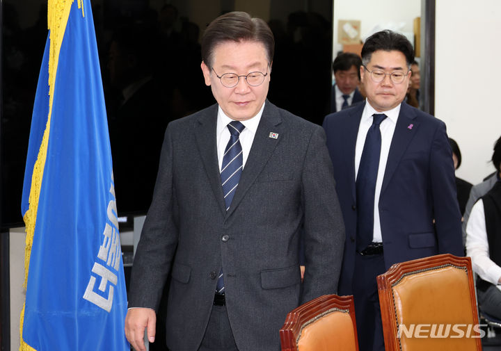 [서울=뉴시스] 조성우 기자 = 이재명(왼쪽) 더불어민주당 대표와 박찬대 원내대표가 지난 8일 오전 서울 여의도 국회에서 열린 최고위원회의에 참석하고 있다. 2024.05.08. xconfind@newsis.com