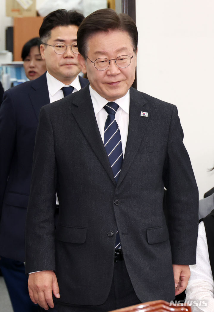 [서울=뉴시스] 조성우 기자 = 이재명(왼쪽) 더불어민주당 대표와 박찬대 원내대표가 8일 오전 서울 여의도 국회에서 열린 최고위원회의에 참석하고 있다. 2024.05.08. xconfind@newsis.com