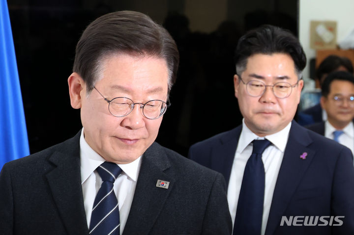 [서울=뉴시스] 조성우 기자 = 이재명(왼쪽) 더불어민주당 대표와 박찬대 원내대표가 8일 오전 서울 여의도 국회에서 열린 최고위원회의에 참석하고 있다. 2024.05.08. xconfind@newsis.com