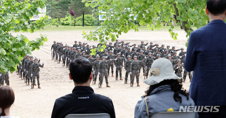 [세종=뉴시스] 강종민 기자 = 8일 세종시 육군 32사단 신병교육대대 연병장에서 열린 수료식에서 신병들이 구호를 외치고 있다. 2024.05.07. ppkjm@newsis.com