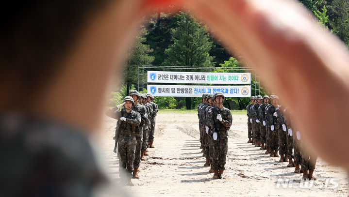[세종=뉴시스] 강종민 기자 = 8일 세종시 육군 32사단 신병교육대대 연병장에서 열린 수료식에서 신병들이 경례하고 있다. 2024.05.07. ppkjm@newsis.com