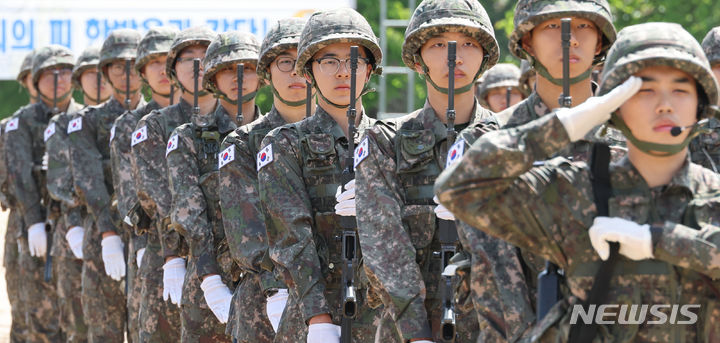 [세종=뉴시스] 강종민 기자 = 8일 세종시 육군 32사단 신병교육대대 연병장에서 열린 수료식에서 신병들이 경례하고 있다. 2024.05.07. ppkjm@newsis.com