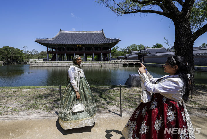 [서울=뉴시스] 정병혁 기자 = 8일 서울 종로구 경복궁 경회루를 찾은 여행객이 사진을 찍고 있다. 2024.05.08. jhope@newsis.com