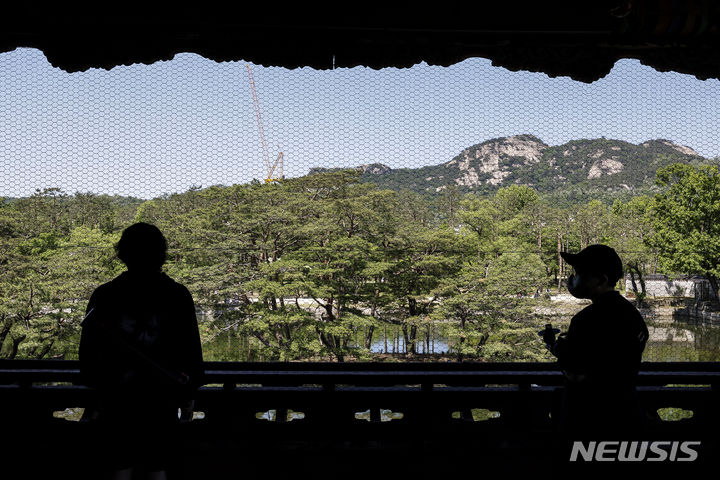 [서울=뉴시스] 정병혁 기자 = 8일 서울 종로구 경복궁 경회루 특별관람을 찾은 시민들이 궁 전경을 바라보고 있다.  문화재청 경복궁관리소는 오는 5월8일부터 10월31일까지 ‘경회루 특별관람’을 진행한다. 관람 예약은 궁능유적본부 웹사이트 ‘문화행사’란의 ‘예약하기’ 또는 공지사항 게시글 내 예약 주소를 통해 회당 35명(1인당 2매)까지 선착순으로 할 수 있다. 2024.05.08. jhope@newsis.com