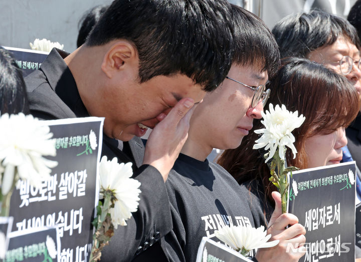 [서울=뉴시스] 조성우 기자 = 정태운(왼쪽) 대구 전세사기피해대책위원장이 지난 5월8일 오전 서울 여의도 국회 앞에서 열린 여덟 번째 전세사기 희생자 추모 및 대책 마련 촉구 기자회견에서 발언을 하며 눈물을 흘리고 있다. 2024.05.08. xconfind@newsis.com