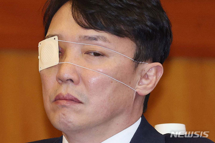 [서울=뉴시스] 추상철 기자 = 이정섭 검사가 8일 오후 서울 종로구 헌법재판소 대심판정에서 열린 자신의 탄핵 사건 변론기일에 출석해 있다. (공동취재) 2024.05.08. photo@newsis.com