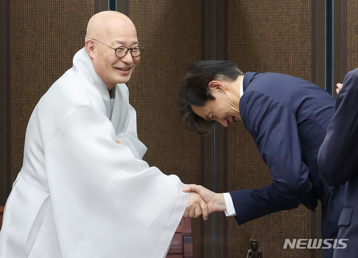 [서울=뉴시스] 김진아 기자 = 조국 조국혁신당 대표가 8일 서울 종로구 한국불교역사문화기념관에서 대한불교조계종 총무원장 진우 스님과 인사를 하고 있다. 2024.05.08. bluesoda@newsis.com