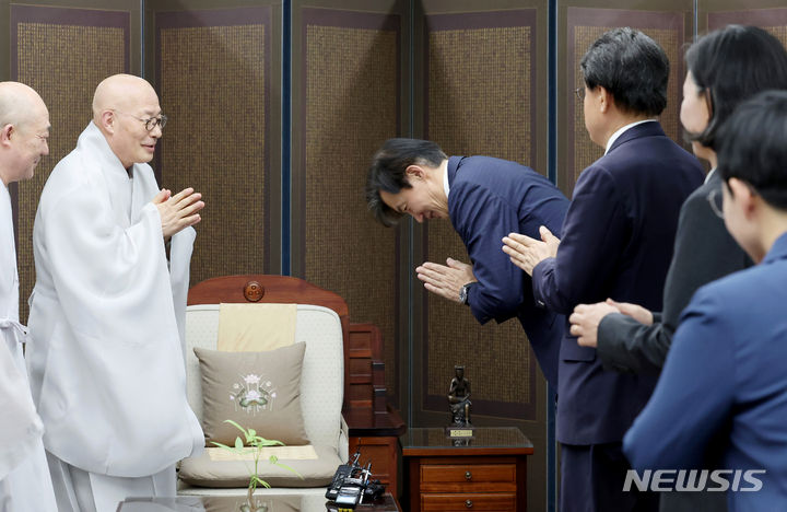 [서울=뉴시스] 김진아 기자 = 조국 조국혁신당 대표가 8일 서울 종로구 한국불교역사문화기념관에서 대한불교조계종 총무원장 진우 스님과 인사를 하고 있다. 2024.05.08. bluesoda@newsis.com