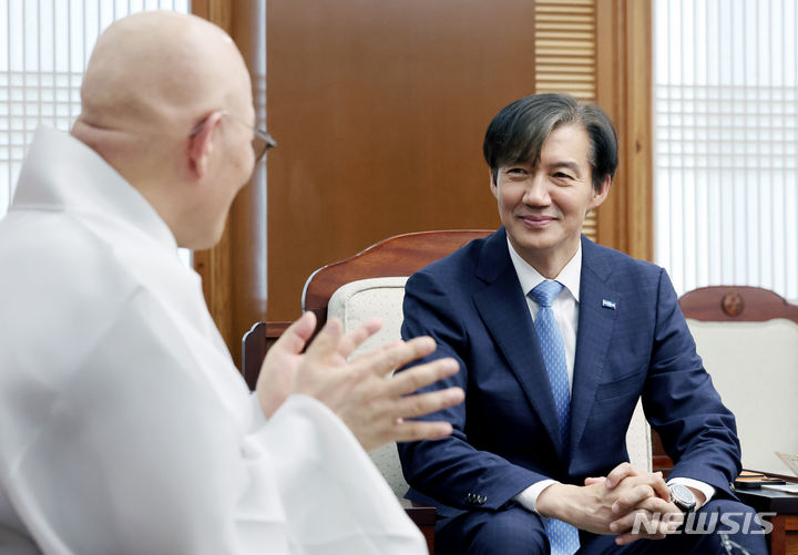 [서울=뉴시스] 김진아 기자 = 조국 조국혁신당 대표가 8일 서울 종로구 한국불교역사문화기념관에서 대한불교조계종 총무원장 진우 스님과 면담을 하고 있다. 2024.05.08. bluesoda@newsis.com