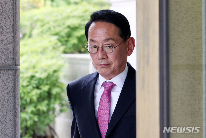 [서울=뉴시스] 추상철 기자 = 김도읍 국회 법제사법위원회 위원장이 8일 오후 서울 종로구 헌법재판소 대심판정에서 열린 '이정섭 검사 탄핵 사건 변론기일'에 출석하고 있다. (공동취재) 2024.05.08. photo@newsis.com