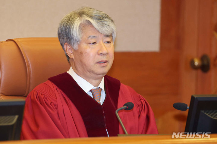 [서울=뉴시스] 추상철 기자 = 이종석 헌법재판소장이 8일 오후 서울 종로구 헌법재판소 대심판정에서 열린 '이정섭 검사 탄핵 사건 변론기일'에 자리하고 있다. (공동취재) 2024.05.08. photo@newsis.com