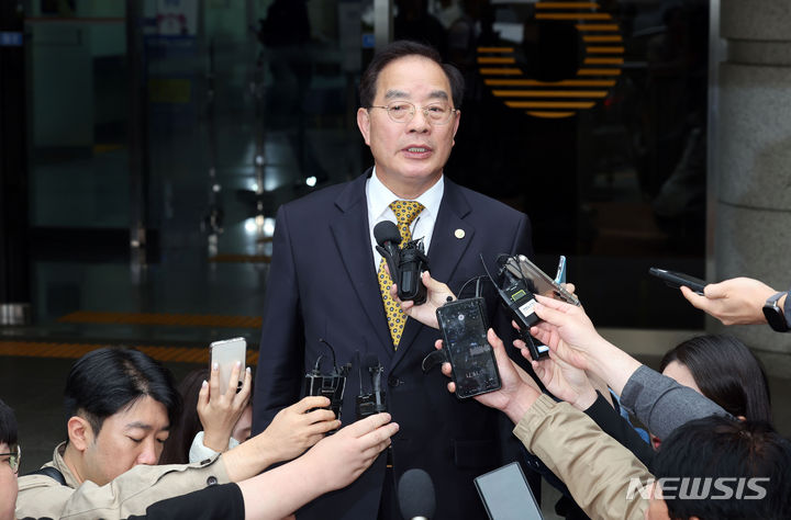 [부산=뉴시스] 하경민 기자 = 하윤수 부산교육감이 8일 부산 연제구 부산법원종합청사 앞에서 당선무효형을 선고한 항소심 결과에 대해 입장을 밝히고 있다. 2024.05.08. yulnetphoto@newsis.com