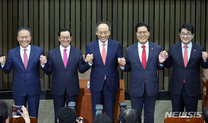 [서울=뉴시스] 조성우 기자 = 윤재옥(왼쪽부터) 국민의힘 원내대표와 이종배, 추경호, 송석준 국민의힘 원내대표 후보가 8일 오후 서울 여의도 국회에서 열린 원내대표 선출을 위한 정견발표회에서 손을 맞잡고 의원들에게 인사하고 있다. 오른쪽은 배준영 사무총장. 2024.05.08. xconfind@newsis.com