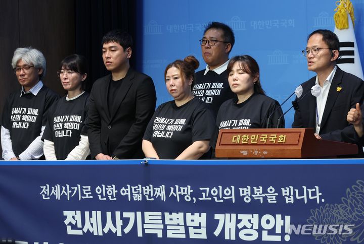 [서울=뉴시스] 조성봉 기자= 박주민 더불어민주당 의원이 8일 오후 서울 여의도 국회 소통관에서 열린 '전세사기특별법 개정안 통과 촉구' 기자회견에서 발언을 하고 있다. 2024.05.08. suncho21@newsis.com