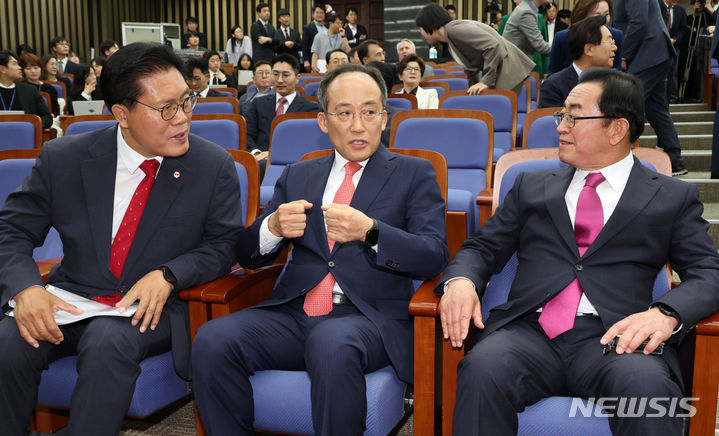 [서울=뉴시스] 조성우 기자 = 송석준(왼쪽부터), 추경호, 이종배 국민의힘 원내대표 후보가 8일 오후 서울 여의도 국회에서 열린 원내대표 선출을 위한 정견발표회에서 대화하고 있다. 2024.05.08. xconfind@newsis.com