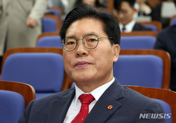 [서울=뉴시스] 조성우 기자 = 송석준 국민의힘 원내대표 후보가 8일 오후 서울 여의도 국회에서 열린 원내대표 선출을 위한 정견발표회에 참석해 있다. 2024.05.08. xconfind@newsis.com