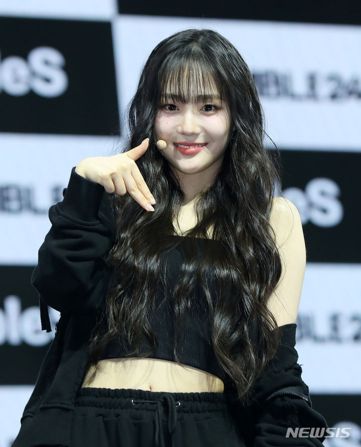 [서울=뉴시스] 김혜진 기자 = 그룹 트리플에스 어셈블24(tripleS ASSEMBLE24) 윤서연이 8일 오후 서울 광진구 예스24라이브홀에서 열린 첫 번째 정규앨범 '어셈블24'(ASSEMBLE24) 발매 기념 쇼케이스에서 포즈를 취하고 있다.타이틀곡 '걸스 네버 다이'는 고난과 어려움 속에서도 무너지지 않는 소녀들의 의지를 주제로 다룬 곡이다. 2024.05.08. jini@newsis.com