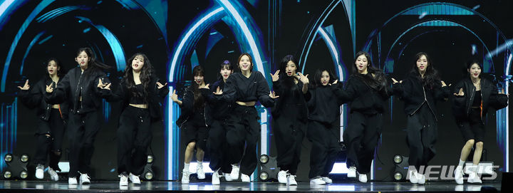 [서울=뉴시스] 김혜진 기자 = 그룹 트리플에스 어셈블24(tripleS ASSEMBLE24)가 8일 오후 서울 광진구 예스24라이브홀에서 열린 첫 번째 정규앨범 '어셈블24'(ASSEMBLE24) 발매 기념 쇼케이스에서 무대를 선보이고 있다.타이틀곡 '걸스 네버 다이'는 고난과 어려움 속에서도 무너지지 않는 소녀들의 의지를 주제로 다룬 곡이다. 2024.05.08. jini@newsis.com