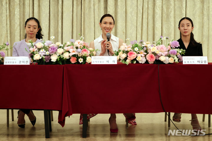 [서울=뉴시스] 박진희 기자 = 유니버설발레단 수석무용수 강미선, 아메리칸 발레 시어터 수석무용수 서희, 솔리스트 이유림이 8일 서울 광진구 유니버설아트센터에서 유니버설발레단 창단 40주년 기념 공연 케네스 맥밀란의 '로미오와 줄리엣' 기자간담회를 하고 있다. 2024.05.08. pak7130@newsis.com