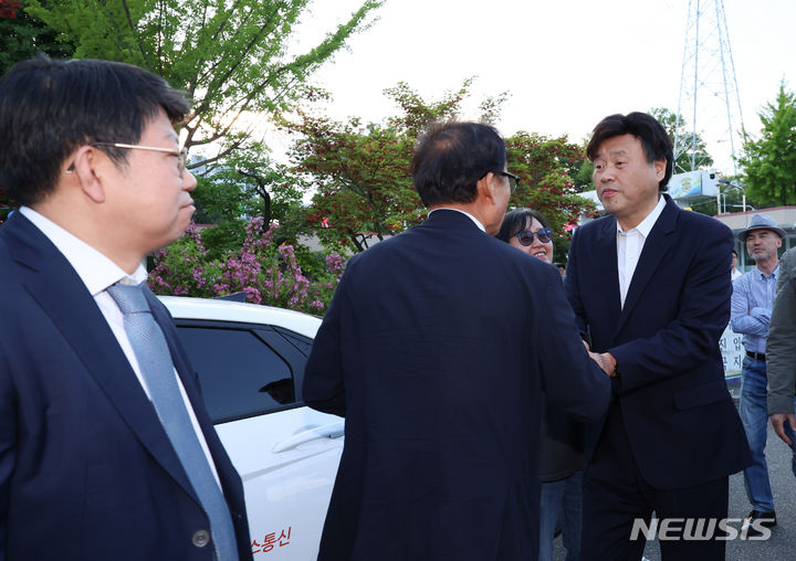 [의왕=뉴시스] 김근수 기자 = 불법 정치자금 수수 혐의로 법정 구속됐던 김용 전 민주연구원 부원장이 8일 오후 경기 의왕시 서울구치소에서 보석으로 석방되며 지지자들과 인사를 나누고 있다. 2024.05.08. ks@newsis.com