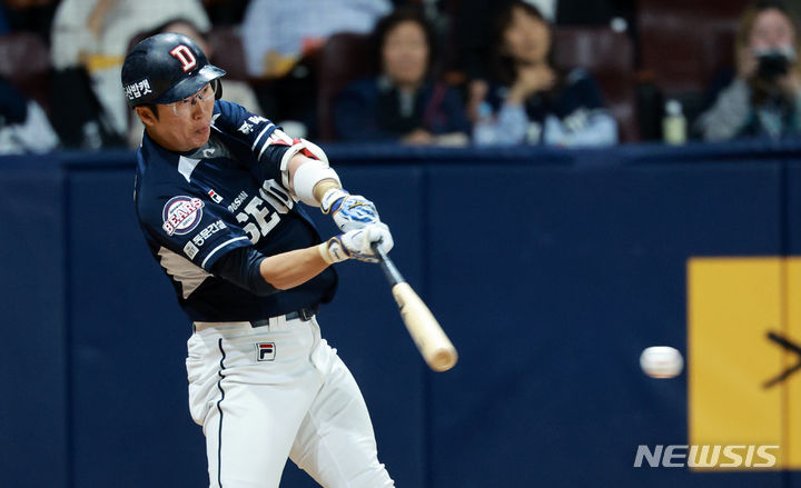 [서울=뉴시스] 고범준 기자 = 8일 오후 서울 구로구 고척스카이돔에서 열린 2024 KBO리그 두산 베어스와 키움 히어로즈의 경기, 7회초 2사 두산 허경민이 좌전안타를 치고 있다. 2024.05.08. bjko@newsis.com