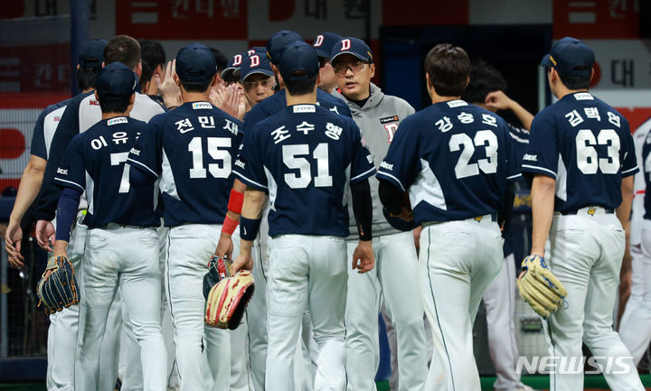 [서울=뉴시스] 고범준 기자 = 8일 오후 서울 구로구 고척스카이돔에서 열린 2024 KBO리그 두산 베어스와 키움 히어로즈의 경기, 6-1로 승리를 거둔 두산 이승엽 감독이 선수들과 기뻐하고 있다. 2024.05.08. bjko@newsis.com