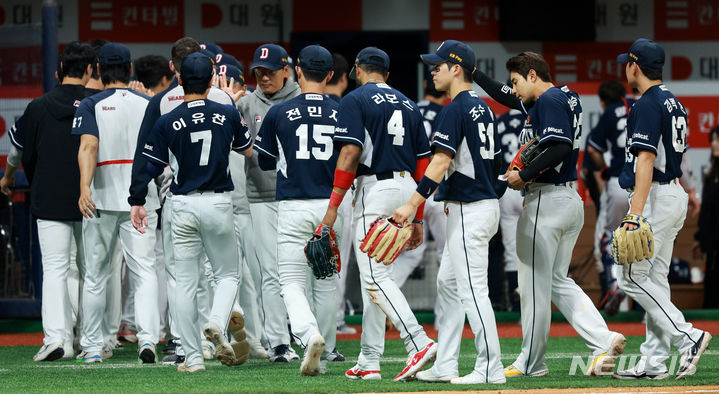 [서울=뉴시스] 고범준 기자 = 8일 오후 서울 구로구 고척스카이돔에서 열린 2024 KBO리그 두산 베어스와 키움 히어로즈의 경기, 6-1로 승리를 거둔 두산 이승엽 감독이 선수들과 기뻐하고 있다. 2024.05.08. bjko@newsis.com