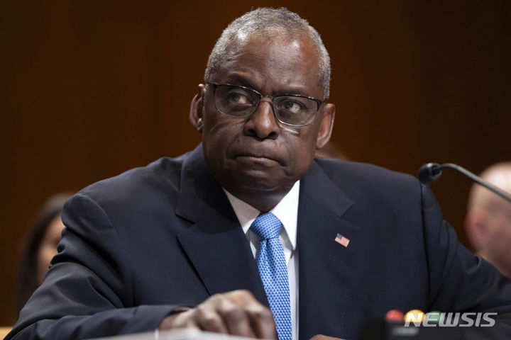 [워싱턴=AP/뉴시스]로이드 오스틴 미국 국방장관과 둥쥔 중국 국방부장이 오는 31일부터 내달 2일까지 싱가포르에서 열리는 아시아안보회의(샹그릴라 대화)에서 만나 양자 회담할 예정이라고 24일(현지시각) 미국 국방부가 발표했다. 사진은 로이드 오스틴 미 국방장관이 지난 8일 미 상원 청문회에 참석한 모습. 2024.05.25.